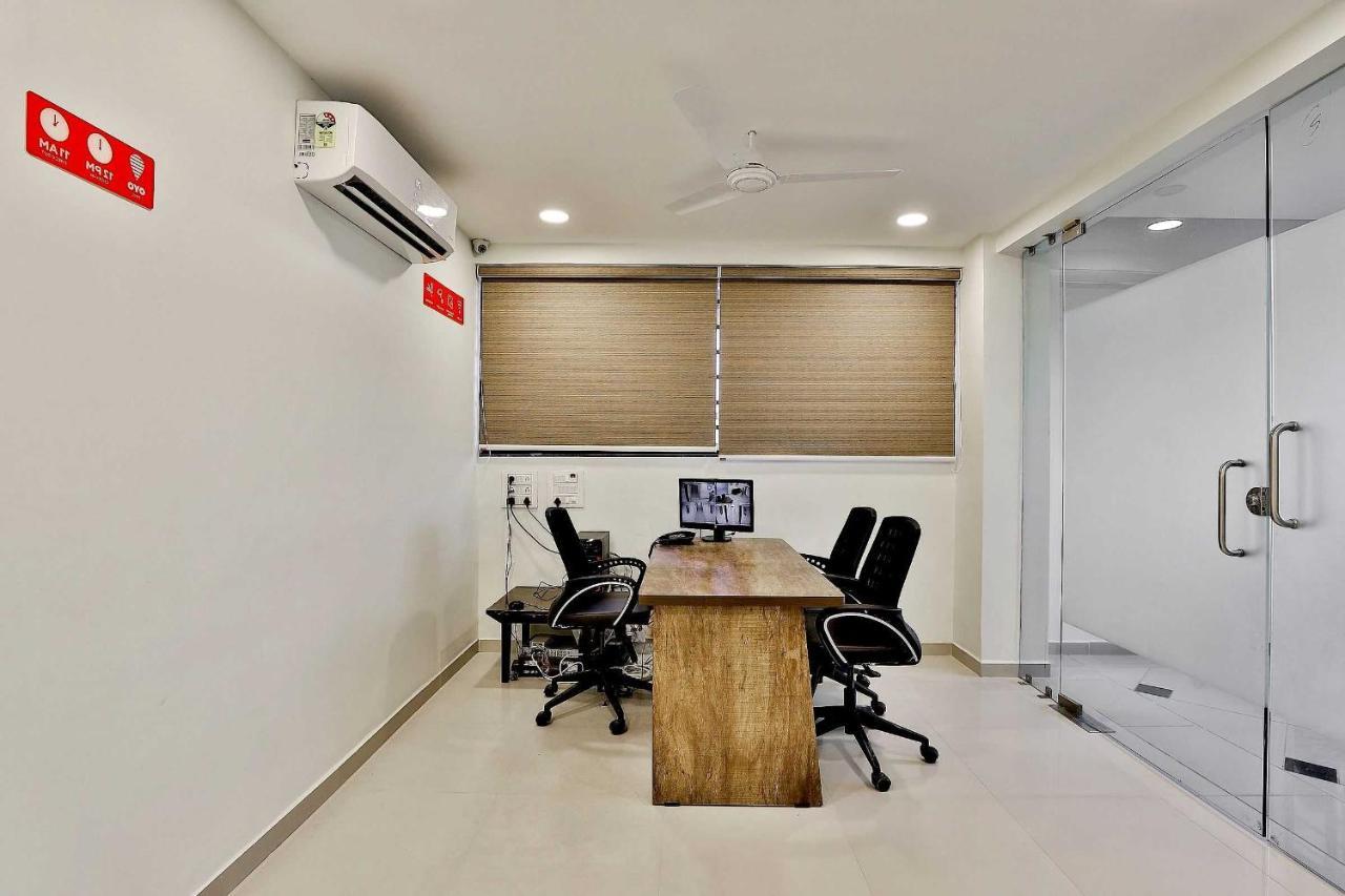 Collection O 12462 Hotel Shiv Inn Gandhinagar Dış mekan fotoğraf